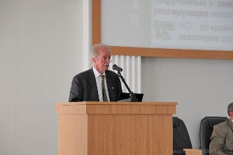 Professor D. B. Spalding with lecture at session of Academic Council of MPEI.