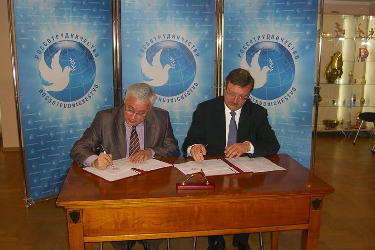 183. Head of Rossotrudnichestvo K.I. Kosachev and MPEI Rector N.D. Rogalev signing the Agreement