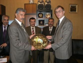 40. Rector of Anbar University professor Khall Ibrahim Al-Dulemi presents the souvenir to MPEI