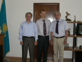 93. Rector of Almata University of Power Engineering and Communication G.Zh. Daukeev (on the left), Vive-Rector V.V. Stoiak (on the right) and the MPEI Head of International Cooperation Department A.E. Tarasov