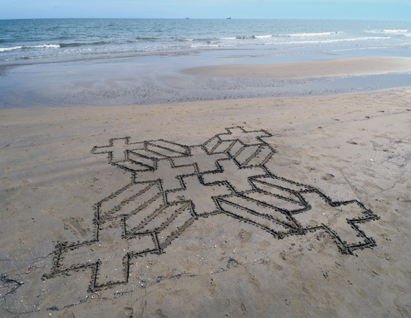 Оптические феномены равностороннего креста, 2013. Рисунок на песке, Пор-Ла-Нувель, Франция.jpg
